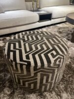 Ronde poef met geometrisch patroon