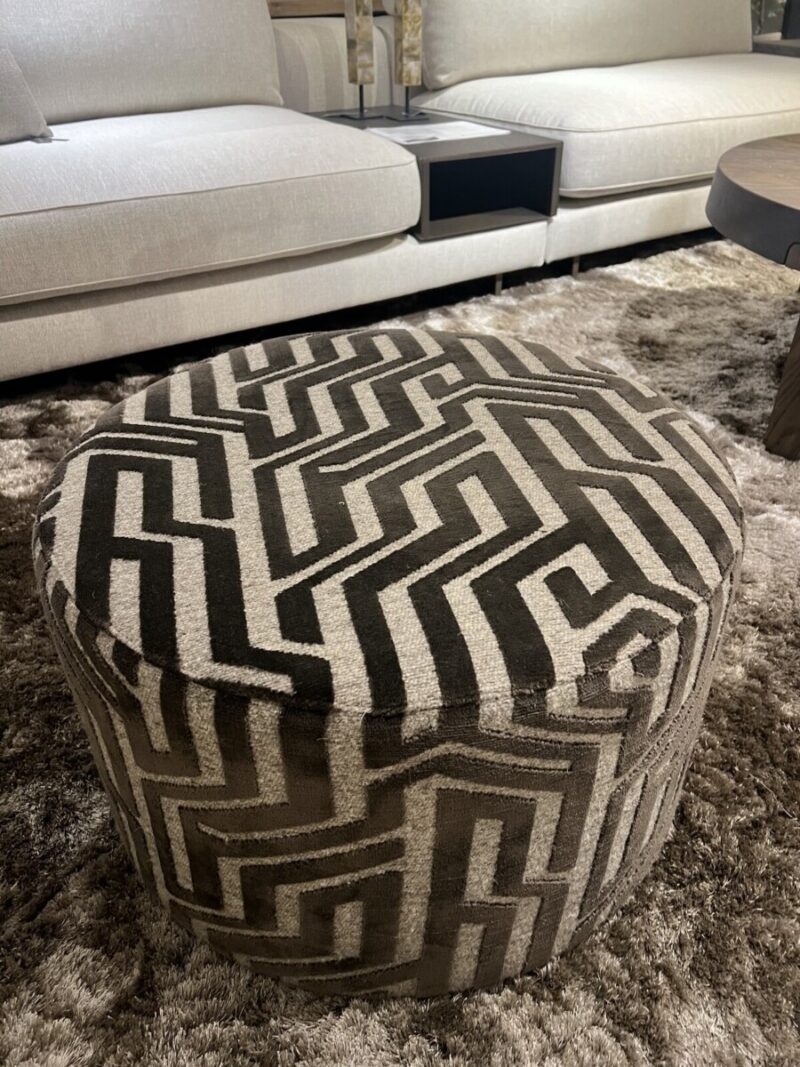 Ronde poef met geometrisch patroon