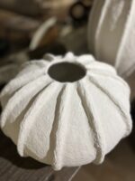 Witte decoratieve vaas met ribbels
