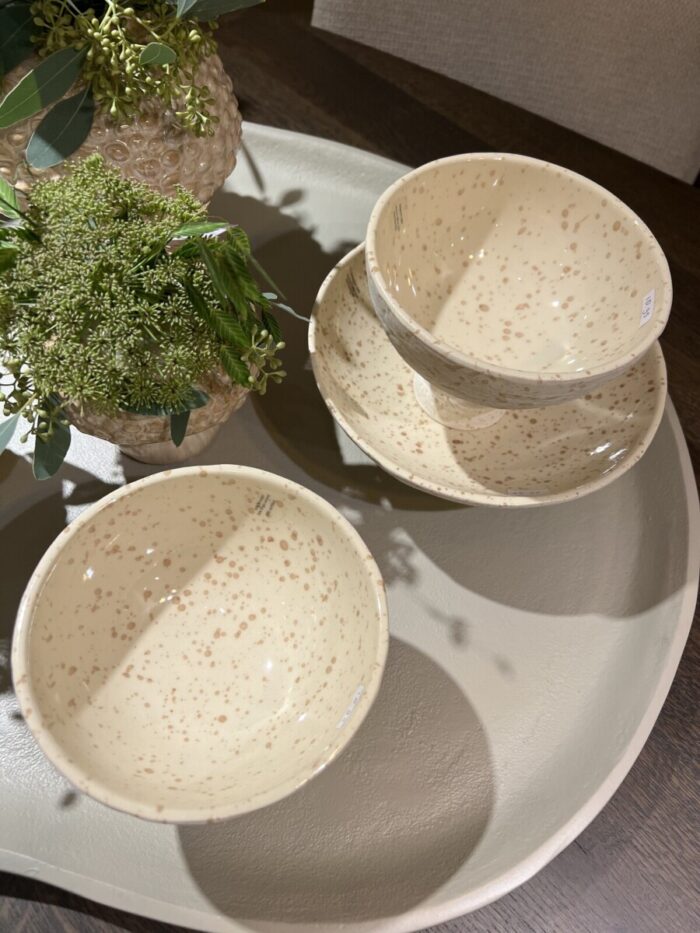 Two bowls on a tray.