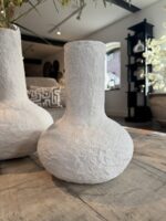 Witte vaas op houten tafel