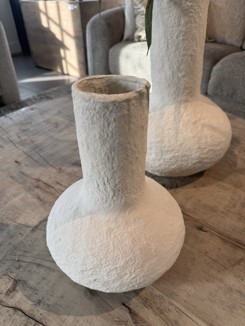Witte vaas op houten tafel