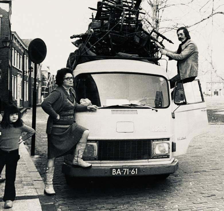 The first bus from the Looiershuis