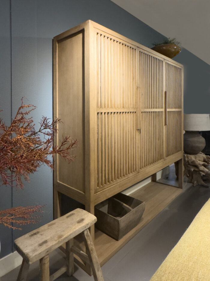 Kast met verticale latten