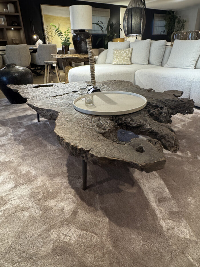 Unieke tafel van wortelhout